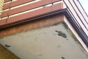 Aufgeplatzter Putz am Balkon